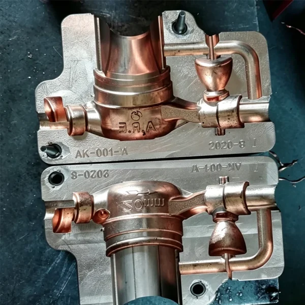 Gravity die casting process pouring molten brass into steel molds for bathtub faucet production